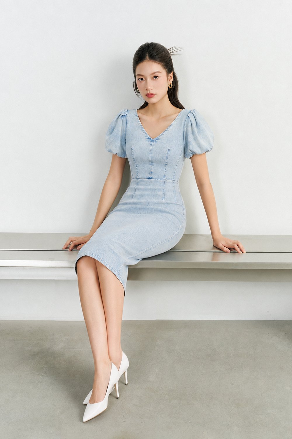 Beatrice V-Neckline Puff Sleeves Pencil Denim Dress in Light Wash