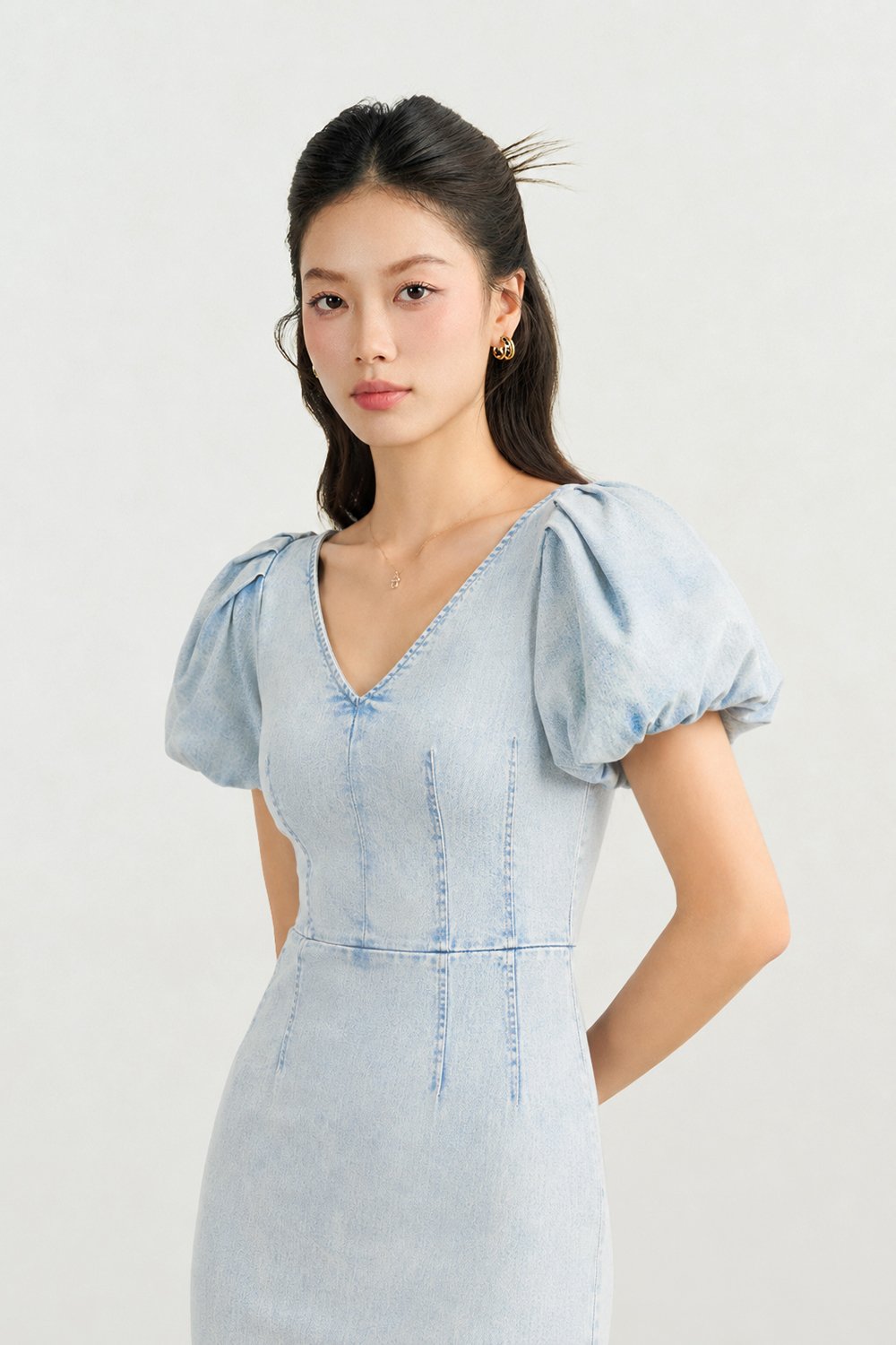 Beatrice V-Neckline Puff Sleeves Pencil Denim Dress in Light Wash