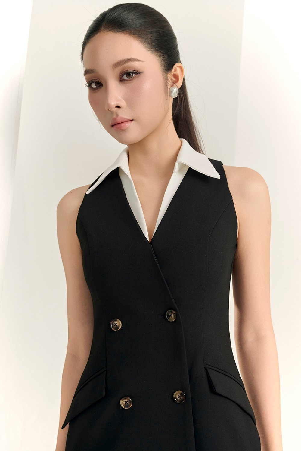 Thelise Removable Collar Tailored Dress in Classic Black