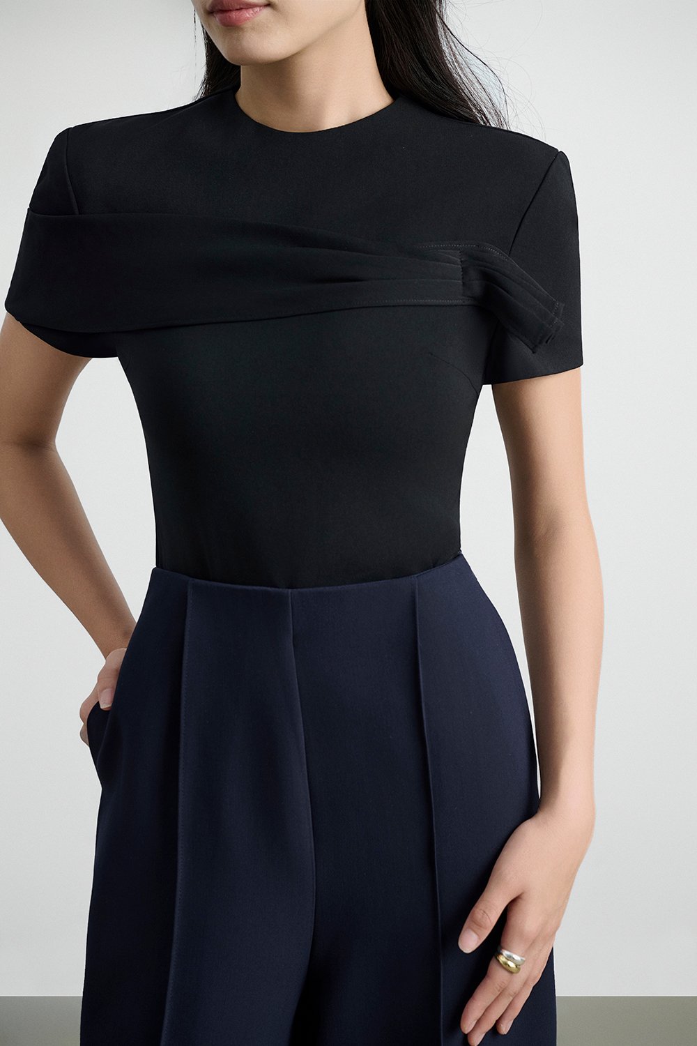 Cori Tailored Side Pleated Sleeves in Classic Black