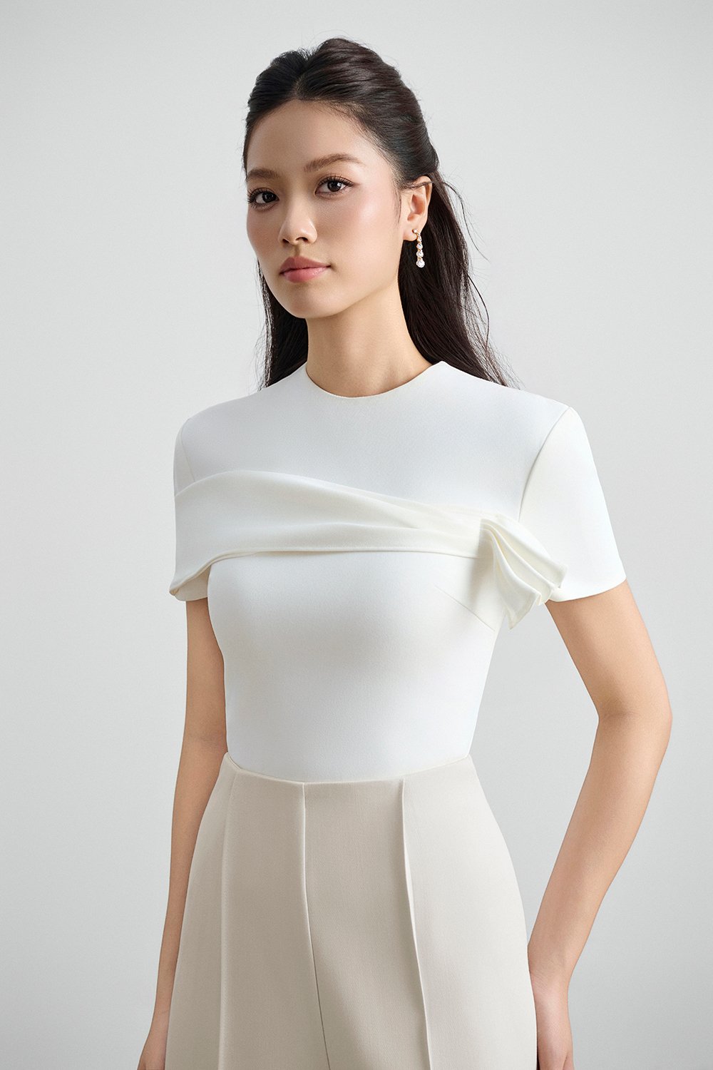 Cori Tailored Side Pleated Sleeves Top in Iconic White