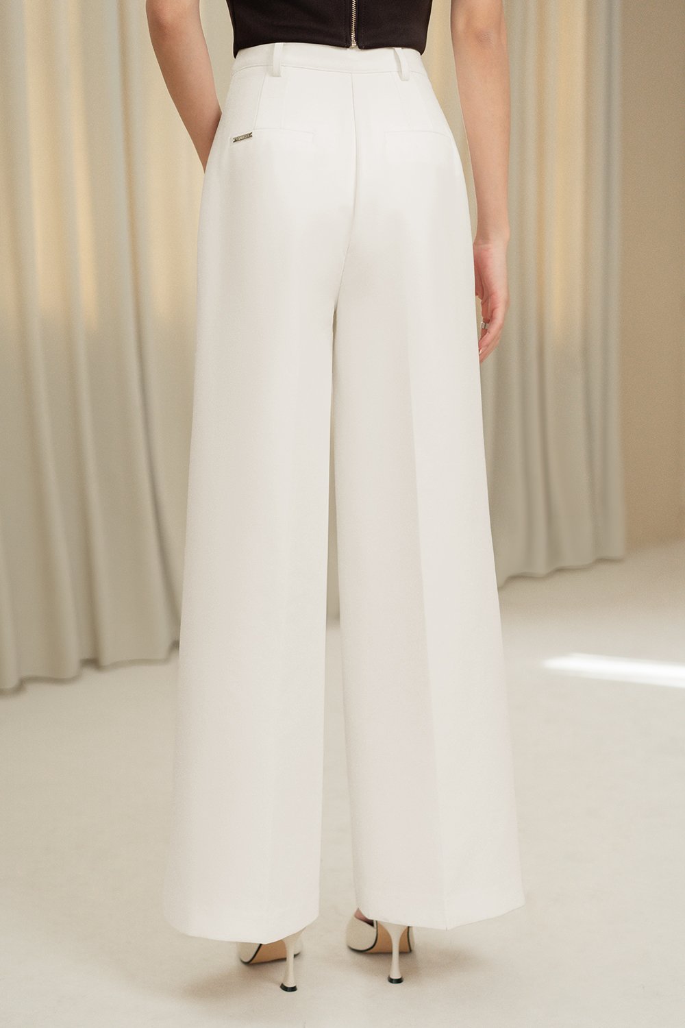 Lara Straight Tailored Pants in Iconic White