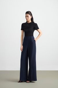 Cori Tailored Side Pleated Sleeves in Classic Black