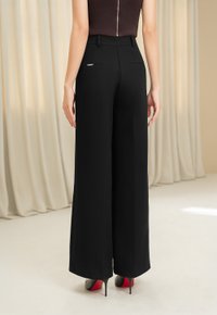 Lara Straight Tailored Pants in Classic Black