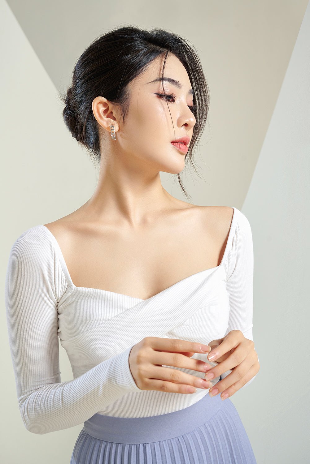 Elise&eacute; Twist Front Ribbed Cropped Top in Iconic White