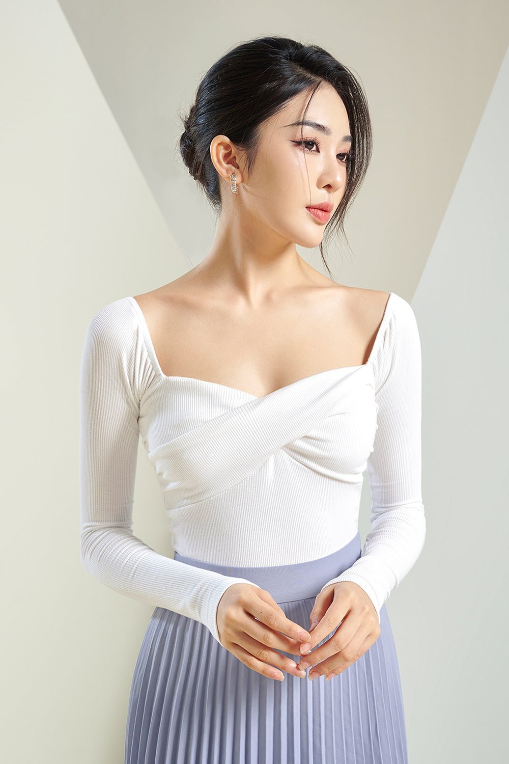 Elise&eacute; Twist Front Ribbed Cropped Top in Iconic White