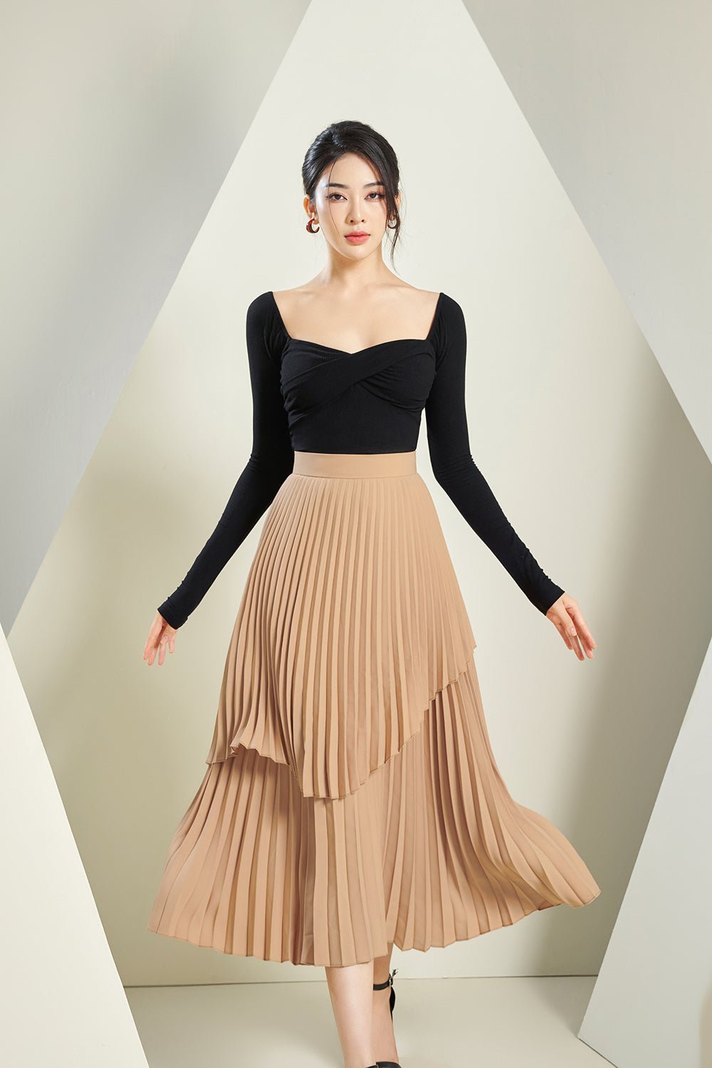 Elise&eacute; Twist Front Ribbed Cropped Top in Classic Black