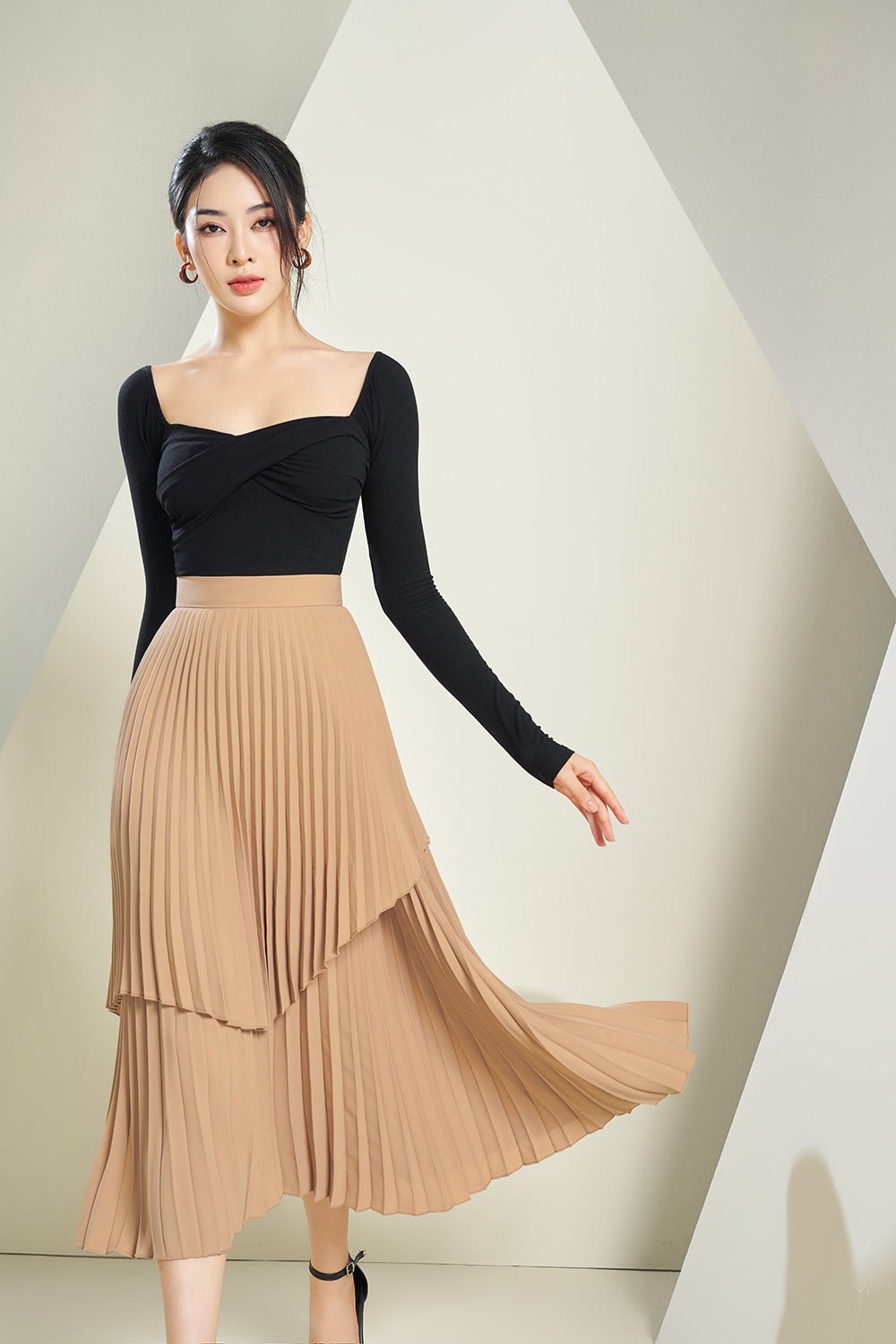 Elise&eacute; Twist Front Ribbed Cropped Top in Classic Black