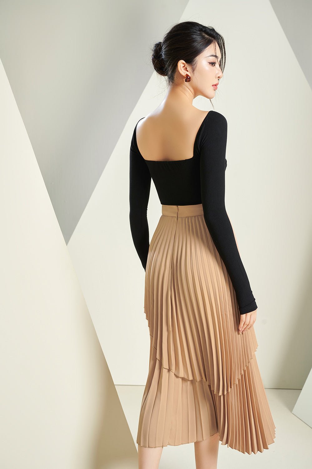 Elise&eacute; Twist Front Ribbed Cropped Top in Classic Black