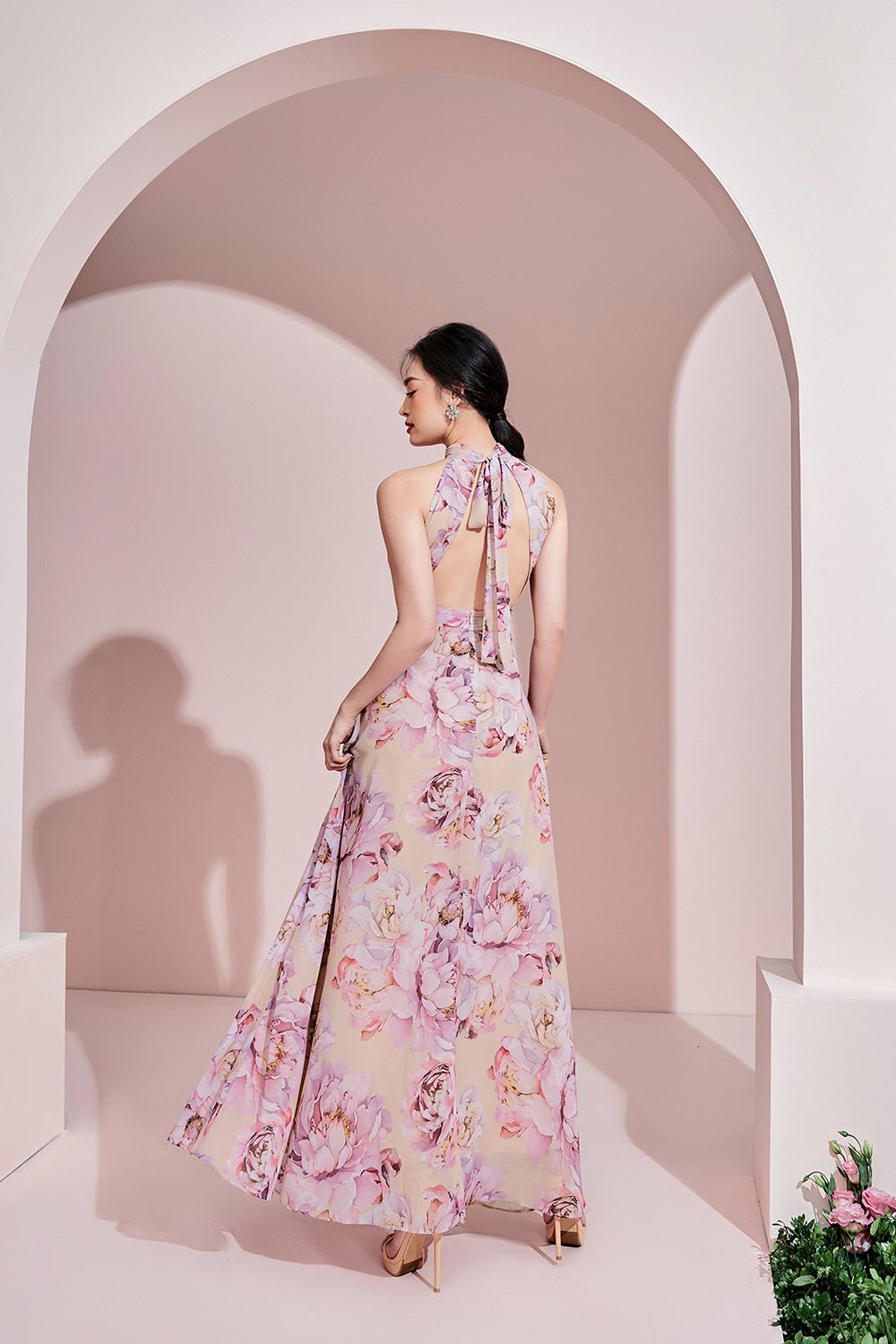 Gwenyth Tie-Back Halter Padded Maxi Dress in Peony/Nude Blush