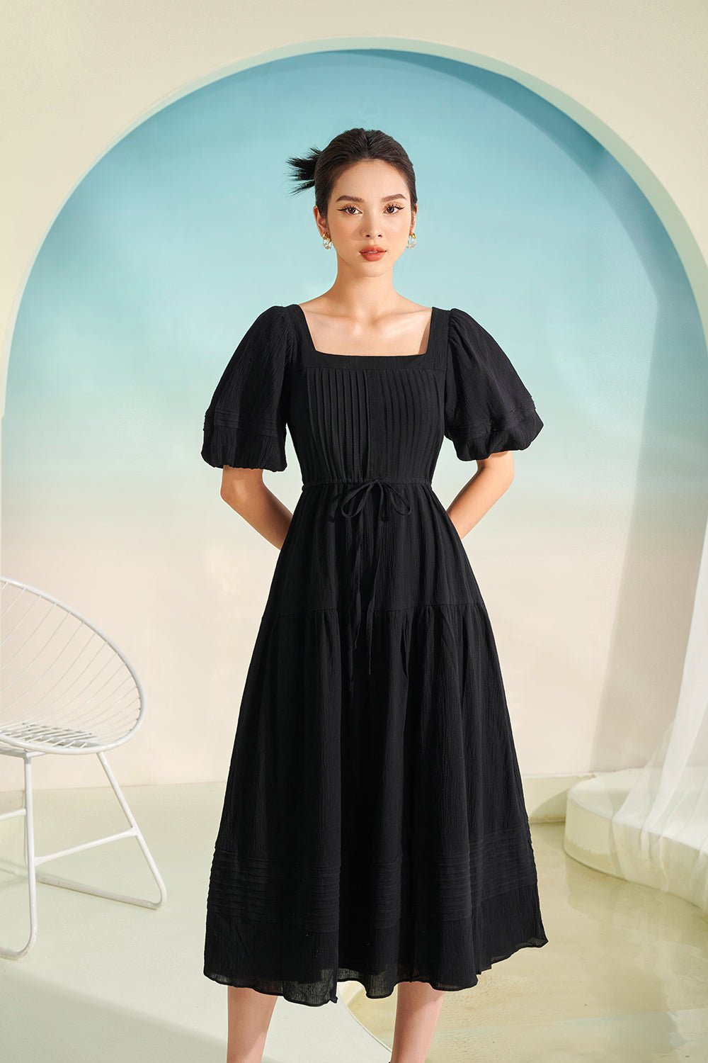 Lorelei Puffy Sleeves Pintuck Midi Dress in Classic Black