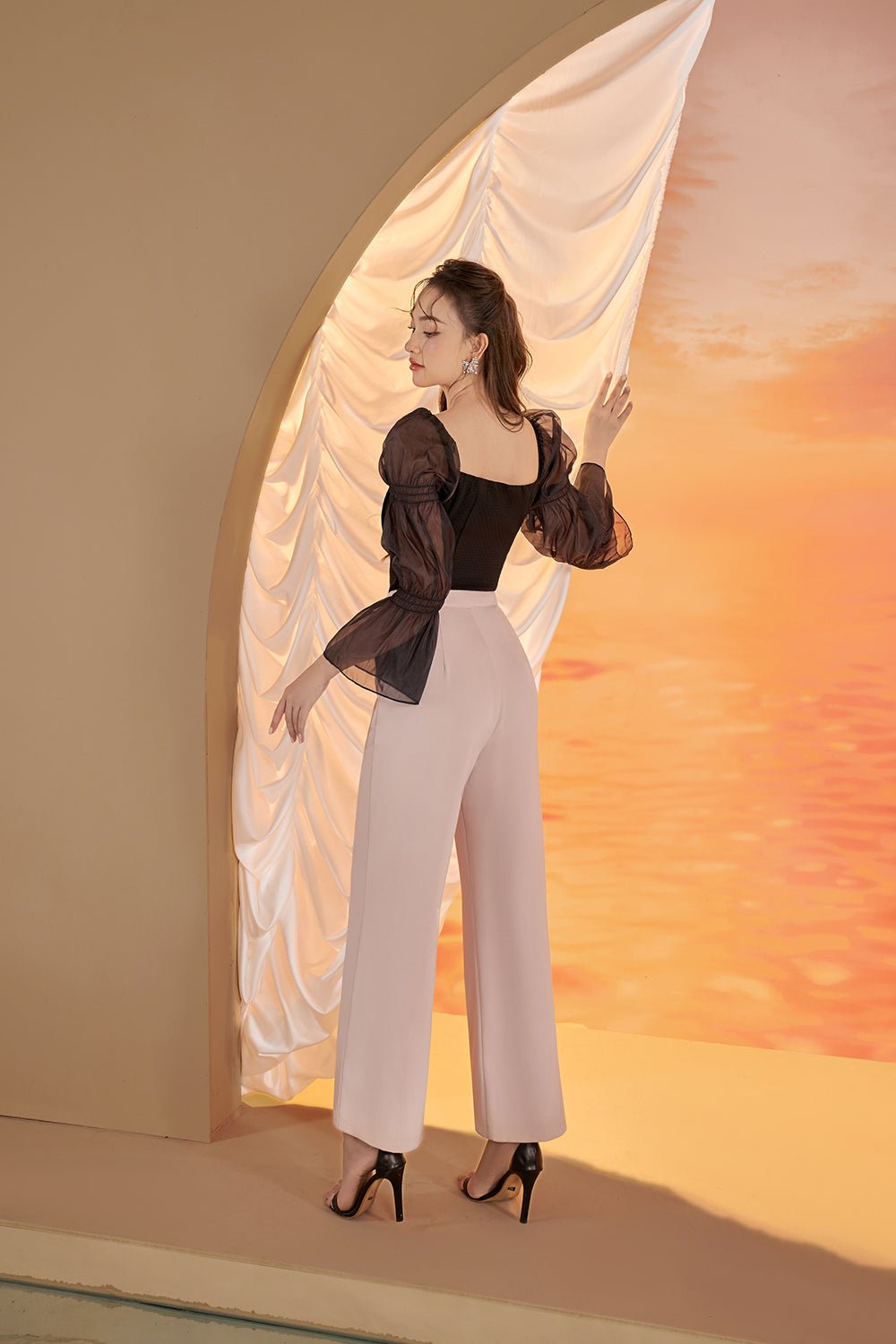 Minka Puffy Sleeved Blouson in Classic Black