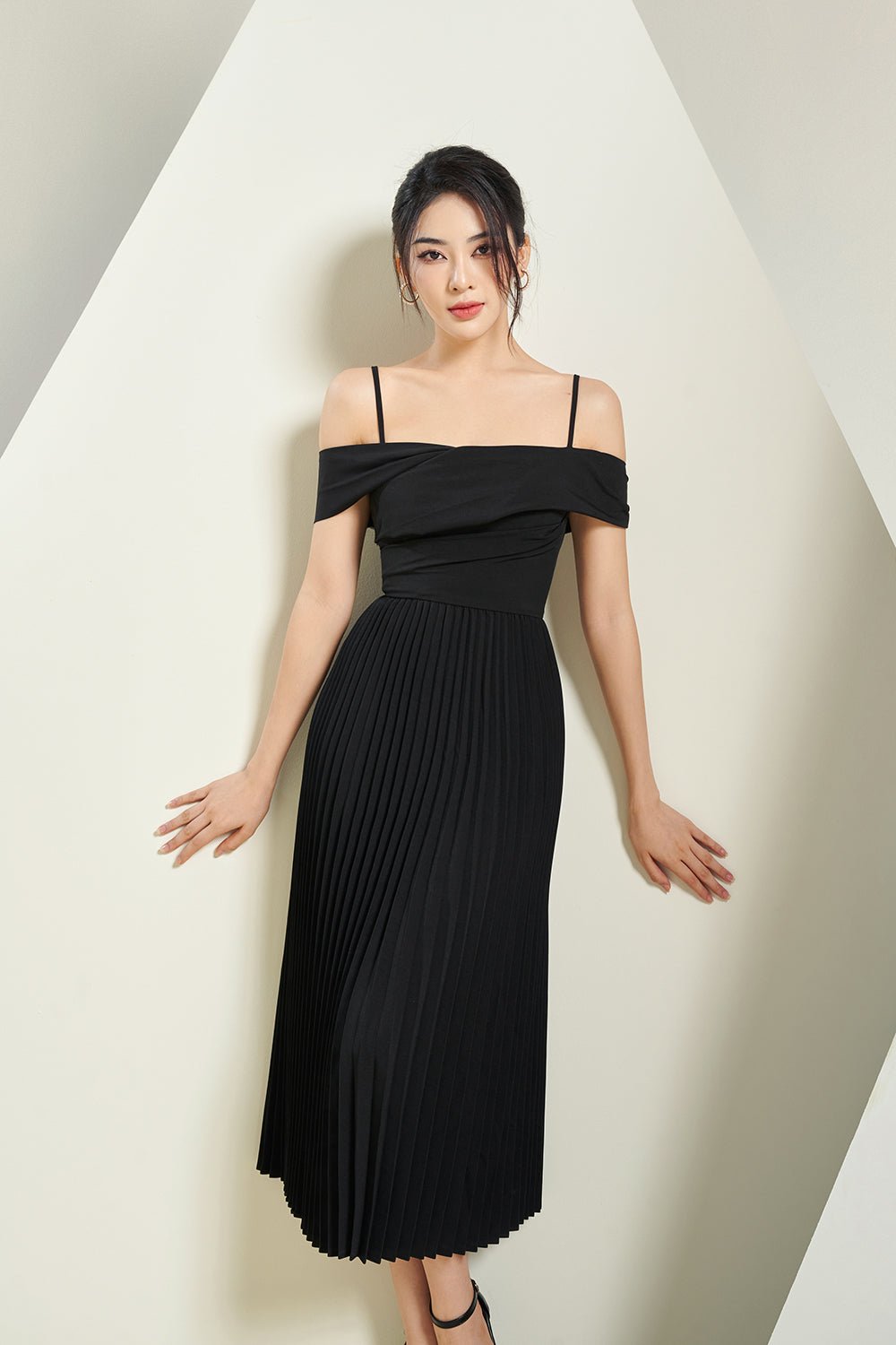 Tilda Off-shoulder Pleat Midi Dress in Classic Black