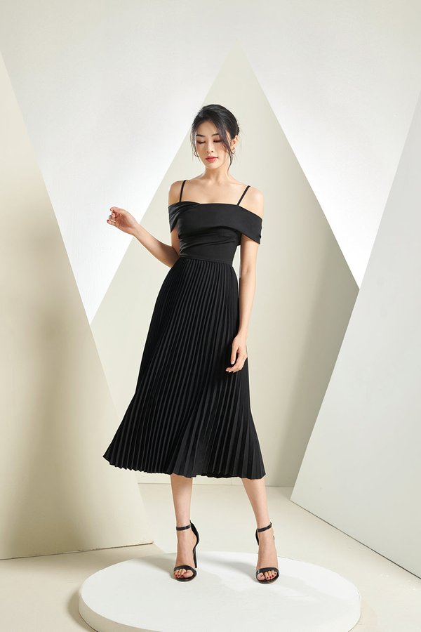 Tilda Off-shoulder Pleat Midi Dress in Classic Black